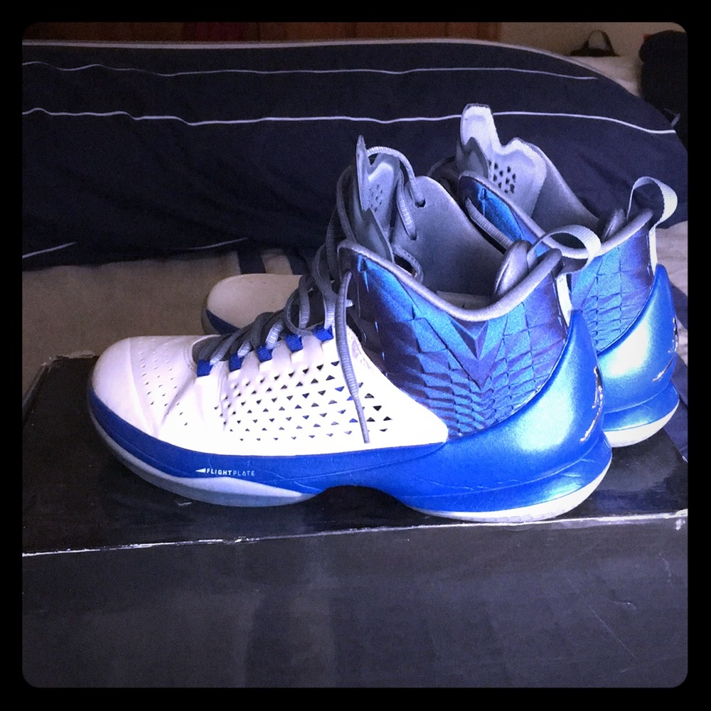 Memo signature basketball shoes!